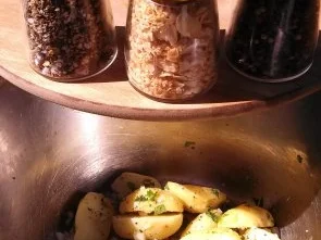 Lachsfilet auf einem Kräuterbett vom Grill mit Rosmarin-Kartoffeln - Rezept - Bild Nr. 8