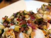 Hähnchenbrust mit einer Salsa aus wilden Pfirsichen und Kumato-Tomaten - Rezept