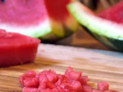 Rezept: Büffelmozzarella auf geröstetem Brot mit einer Salsa aus Aprikosen, Tomaten und Melone Bild Nr. 4 Büffelmozzarella auf geröstetem Brot mit einer Salsa aus Aprikosen, Tomaten und Melone - Rezept - Bild Nr. 4