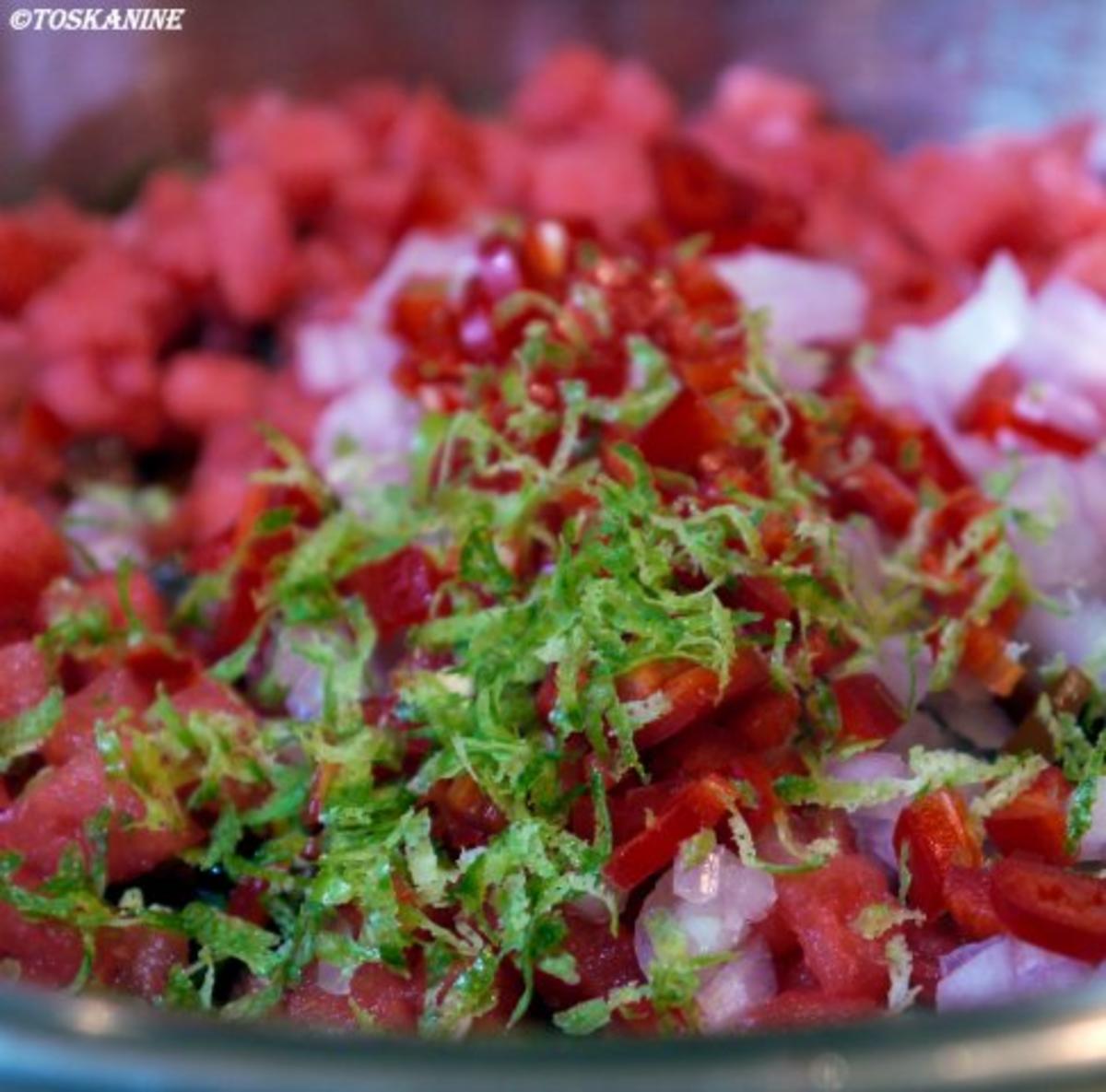 Büffelmozzarella auf geröstetem Brot mit einer Salsa aus Aprikosen, Tomaten und Melone - Rezept - Bild Nr. 7