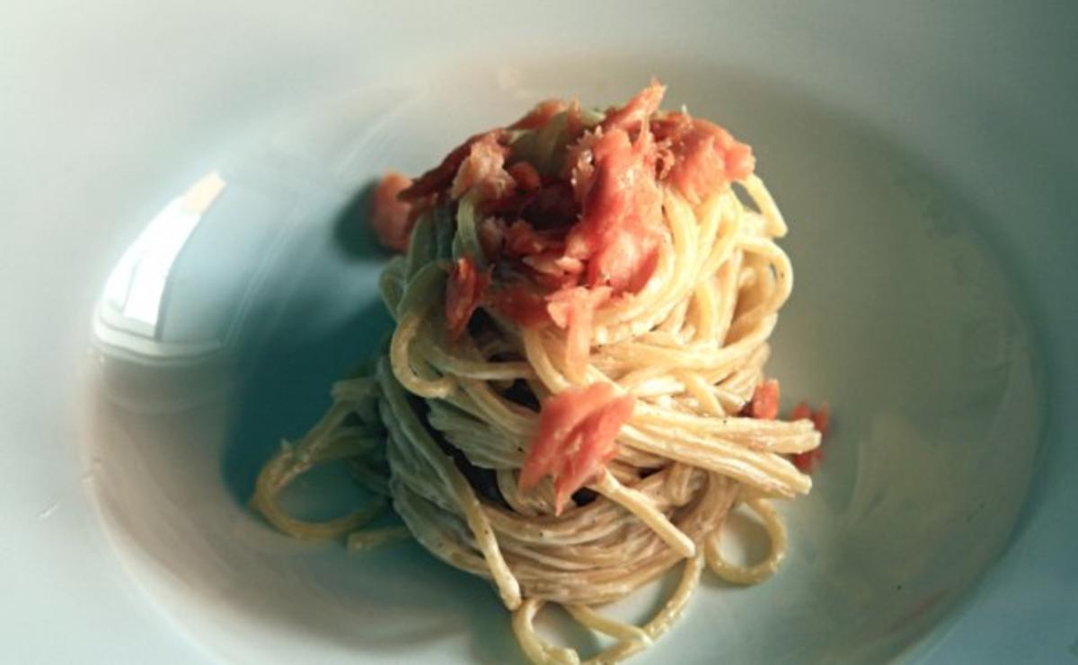 Spaghetti in Frischkäse mit Zitrone &amp; Räucherlachs - Rezept - kochbar.de