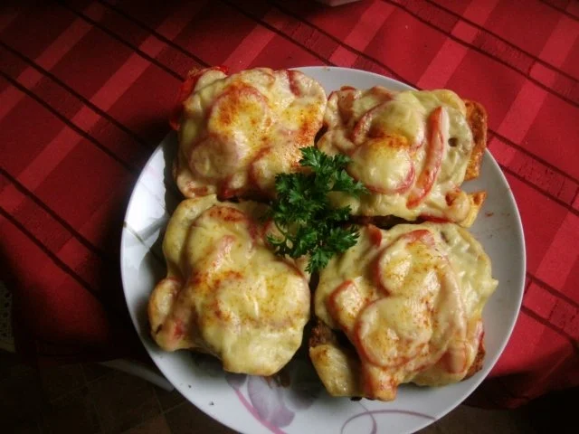 Rezept: ***Hackfleisch-Käse Toast*** ***Hackfleisch-Käse Toast*** - Rezept