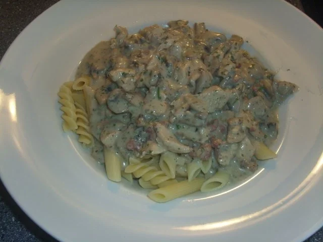 Rezept: Pasta in Puten-Champignon-Käsesoße Pasta in Puten-Champignon-Käsesoße - Rezept