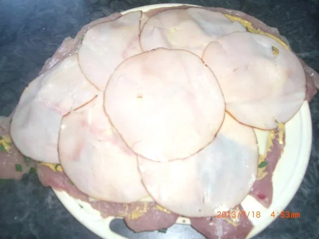 Pikanter- mediterran angehauchter  Putenrollbraten in Zwiebel-Kräuter-Steinpilzsauce - Rezept - Bild Nr. 4