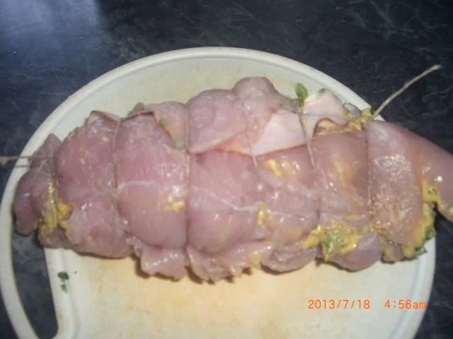 Pikanter- mediterran angehauchter  Putenrollbraten in Zwiebel-Kräuter-Steinpilzsauce - Rezept - Bild Nr. 5