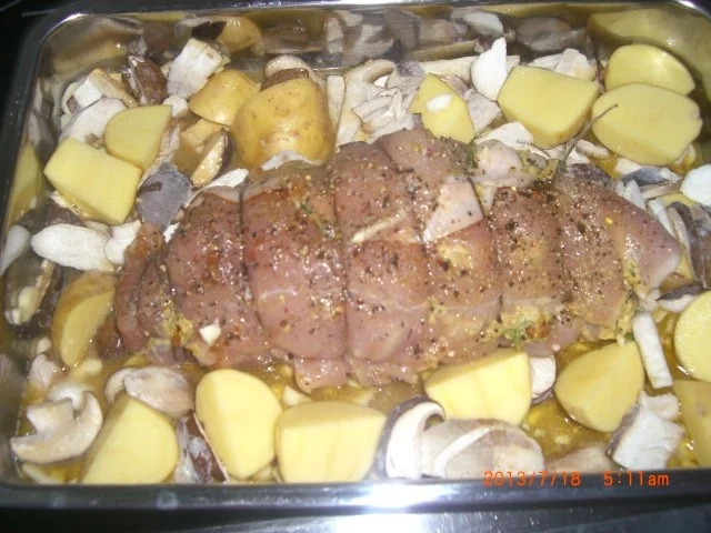Pikanter- mediterran angehauchter  Putenrollbraten in Zwiebel-Kräuter-Steinpilzsauce - Rezept - Bild Nr. 6