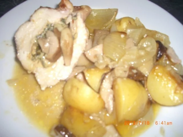 Pikanter- mediterran angehauchter  Putenrollbraten in Zwiebel-Kräuter-Steinpilzsauce - Rezept - Bild Nr. 2