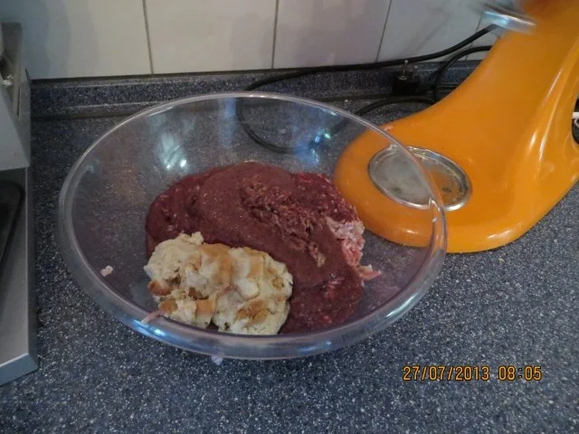 Rezept: Suppe:Klare Rinderbrühe mit Leberknödeln Bild Nr. 2 Suppe:Klare Rinderbrühe mit Leberknödeln - Rezept - Bild Nr. 2