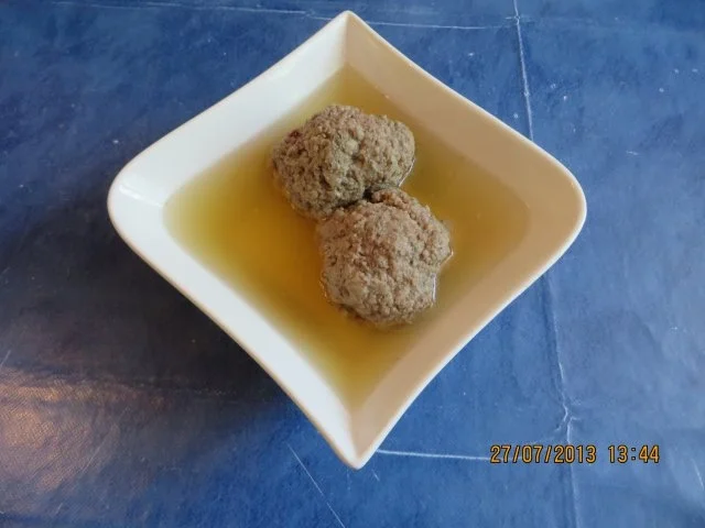 Rezept: Suppe:Klare Rinderbrühe mit Leberknödeln Suppe:Klare Rinderbrühe mit Leberknödeln - Rezept