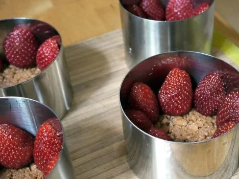 Rezept: Kleine Erdbeer-Buttermilch-Törtchen Bild Nr. 5 Kleine Erdbeer-Buttermilch-Törtchen - Rezept - Bild Nr. 5