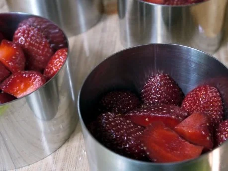 Rezept: Kleine Erdbeer-Buttermilch-Törtchen Bild Nr. 6 Kleine Erdbeer-Buttermilch-Törtchen - Rezept - Bild Nr. 6