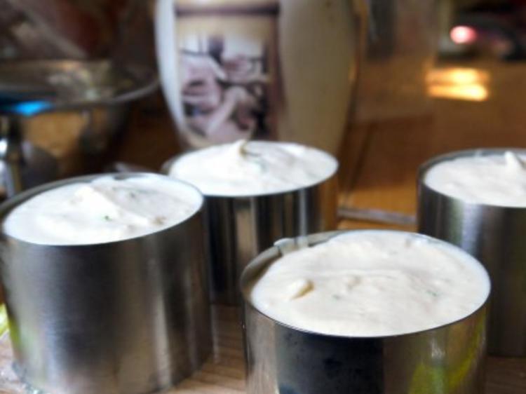 Kleine Erdbeer-Buttermilch-Törtchen - Rezept - kochbar.de