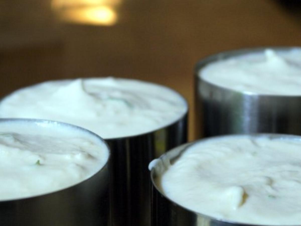 Kleine Erdbeer-Buttermilch-Törtchen - Rezept - kochbar.de