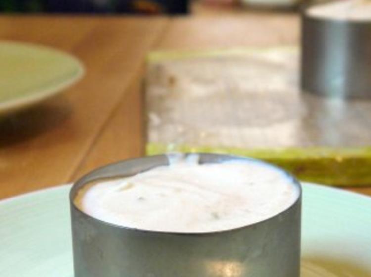 Kleine Erdbeer-Buttermilch-Törtchen - Rezept - kochbar.de