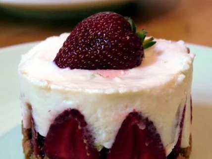 Rezept: Kleine Erdbeer-Buttermilch-Törtchen Kleine Erdbeer-Buttermilch-Törtchen - Rezept