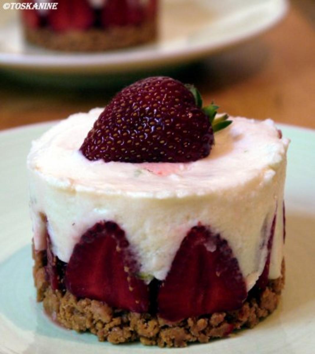 Bilder für Kleine Erdbeer-Buttermilch-Törtchen - Rezept