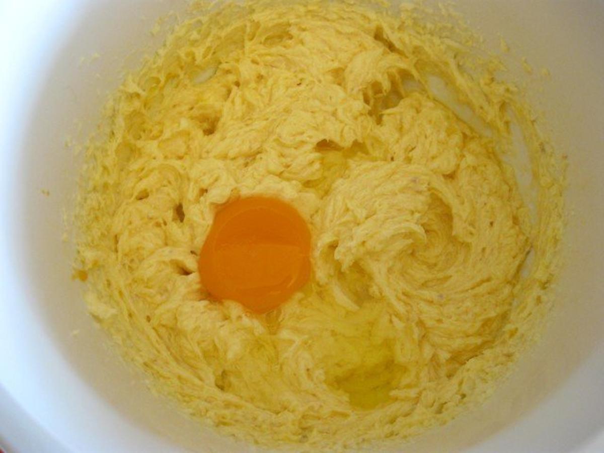 Zitronen - Buttermilch - Gugelhupf - Rezept - Bild Nr. 5