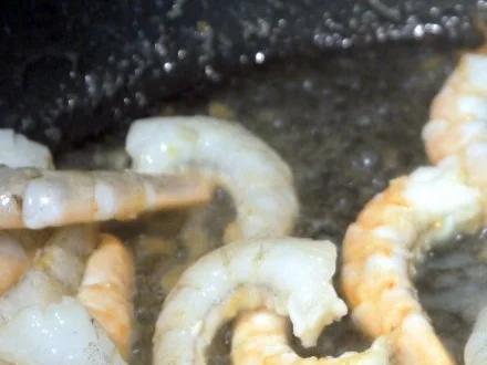 Rezept: Spaghetti aglio e olio e peperoncini e gamberetti e pomodori Bild Nr. 4 Spaghetti aglio e olio e peperoncini e gamberetti e pomodori - Rezept - Bild Nr. 4