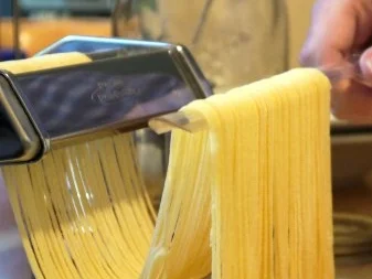 Rezept: Spaghetti aglio e olio e peperoncini e gamberetti e pomodori Bild Nr. 10 Spaghetti aglio e olio e peperoncini e gamberetti e pomodori - Rezept - Bild Nr. 10