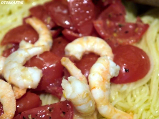 Rezept: Spaghetti aglio e olio e peperoncini e gamberetti e pomodori Bild Nr. 12 Spaghetti aglio e olio e peperoncini e gamberetti e pomodori - Rezept - Bild Nr. 12