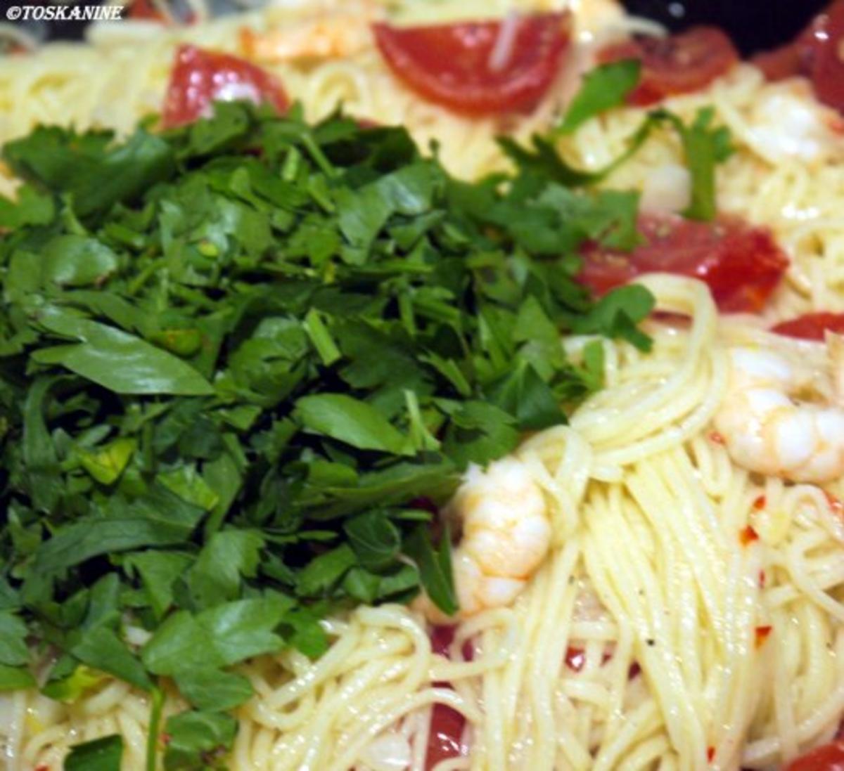 Spaghetti aglio e olio e peperoncini e gamberetti e pomodori - Rezept - Bild Nr. 13