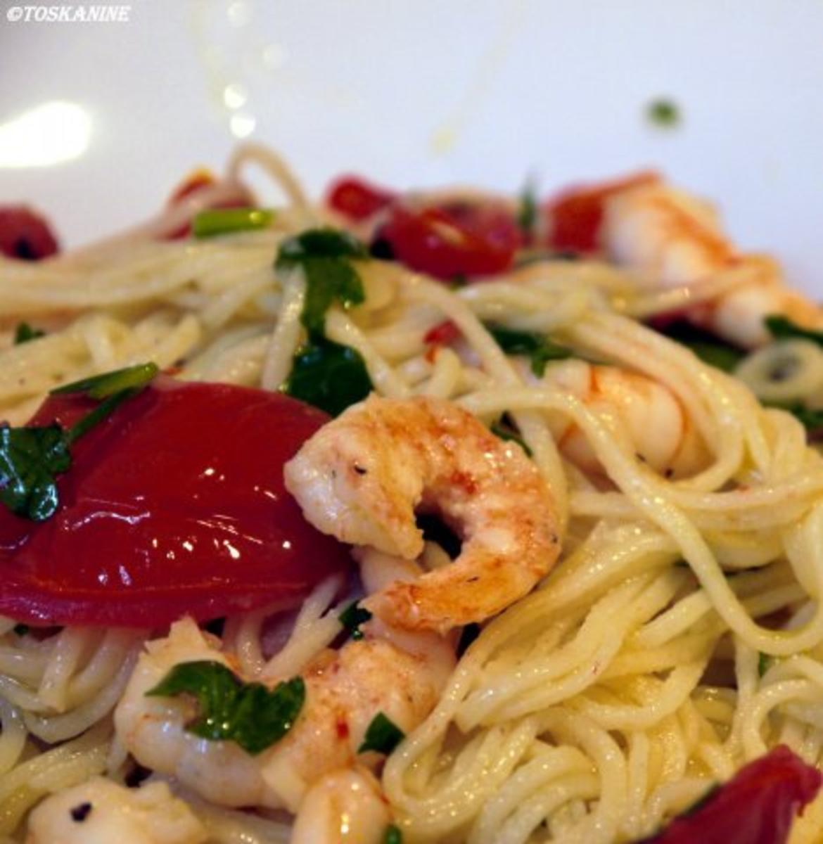 Spaghetti aglio e olio e peperoncini e gamberetti e pomodori - Rezept