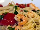 Spaghetti aglio e olio e peperoncini e gamberetti e pomodori - Rezept