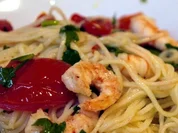 Spaghetti aglio e olio e peperoncini e gamberetti e pomodori - Rezept