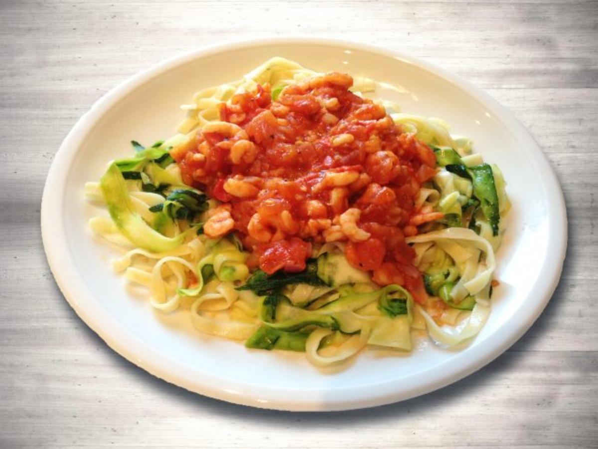 Zucchini Nudeln mit Tomaten Shrimps Sauce - Rezept
