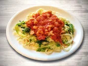 Zucchini Nudeln mit Tomaten Shrimps Sauce - Rezept