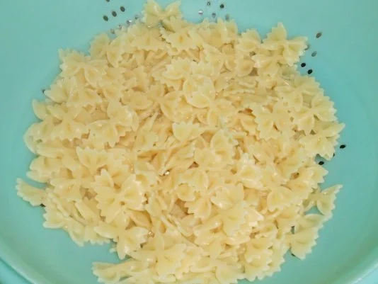 Rezept: Nudelsalat *Sommerlaune* Bild Nr. 2 Nudelsalat *Sommerlaune* - Rezept - Bild Nr. 2