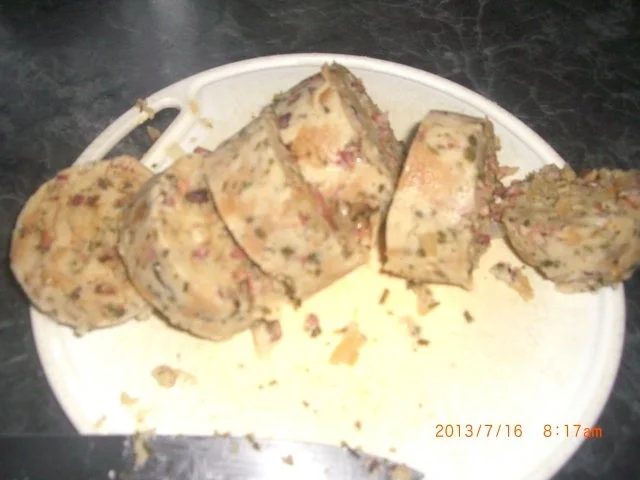 Rezept: Semmelroulade mit Speck Semmelroulade mit Speck - Rezept