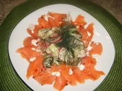 Gurken-Radieschensalat auf Räucherlachs - Rezept