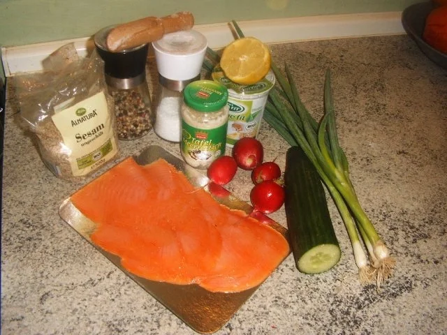 Rezept: Gurken-Radieschensalat auf Räucherlachs Bild Nr. 2 Gurken-Radieschensalat auf Räucherlachs - Rezept - Bild Nr. 2