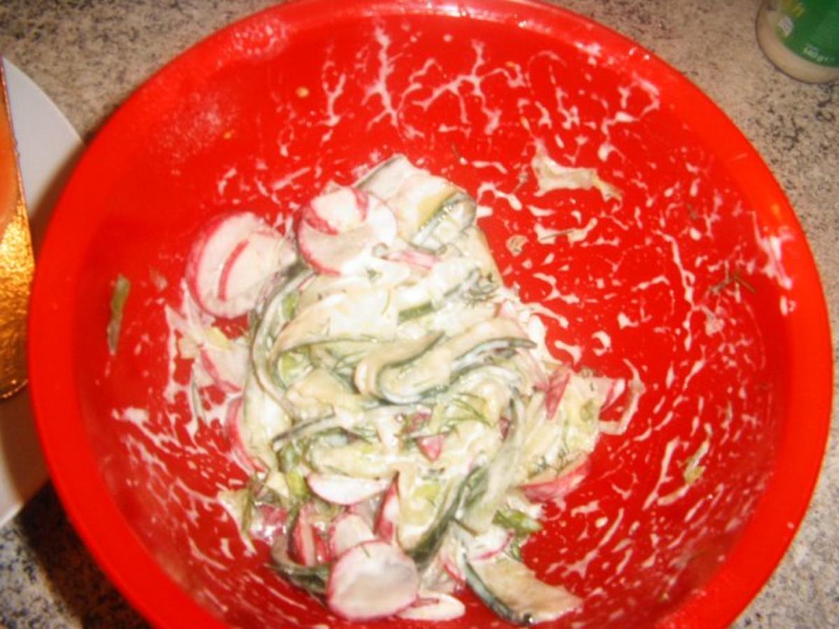 Gurken-Radieschensalat auf Räucherlachs - Rezept - Bild Nr. 5