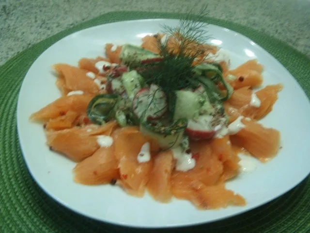 Rezept: Gurken-Radieschensalat auf Räucherlachs Bild Nr. 6 Gurken-Radieschensalat auf Räucherlachs - Rezept - Bild Nr. 6