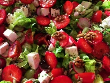 Sommerlicher Salat mit Erdbeeren - Rezept