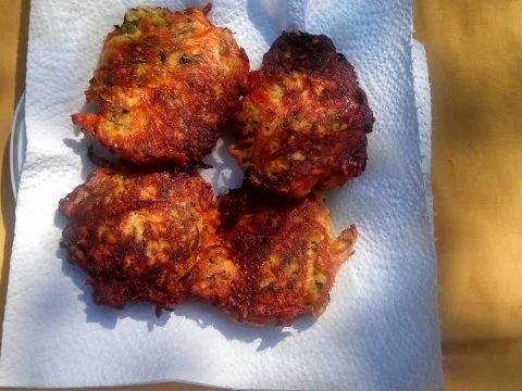 Zucchini Fritters oder Zucchini Krapfen   ( Eggless ) - Rezept
