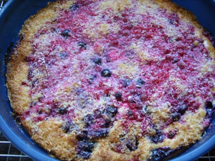 Buttermilchkuchen mit Johannisbeeren - Rezept - kochbar.de