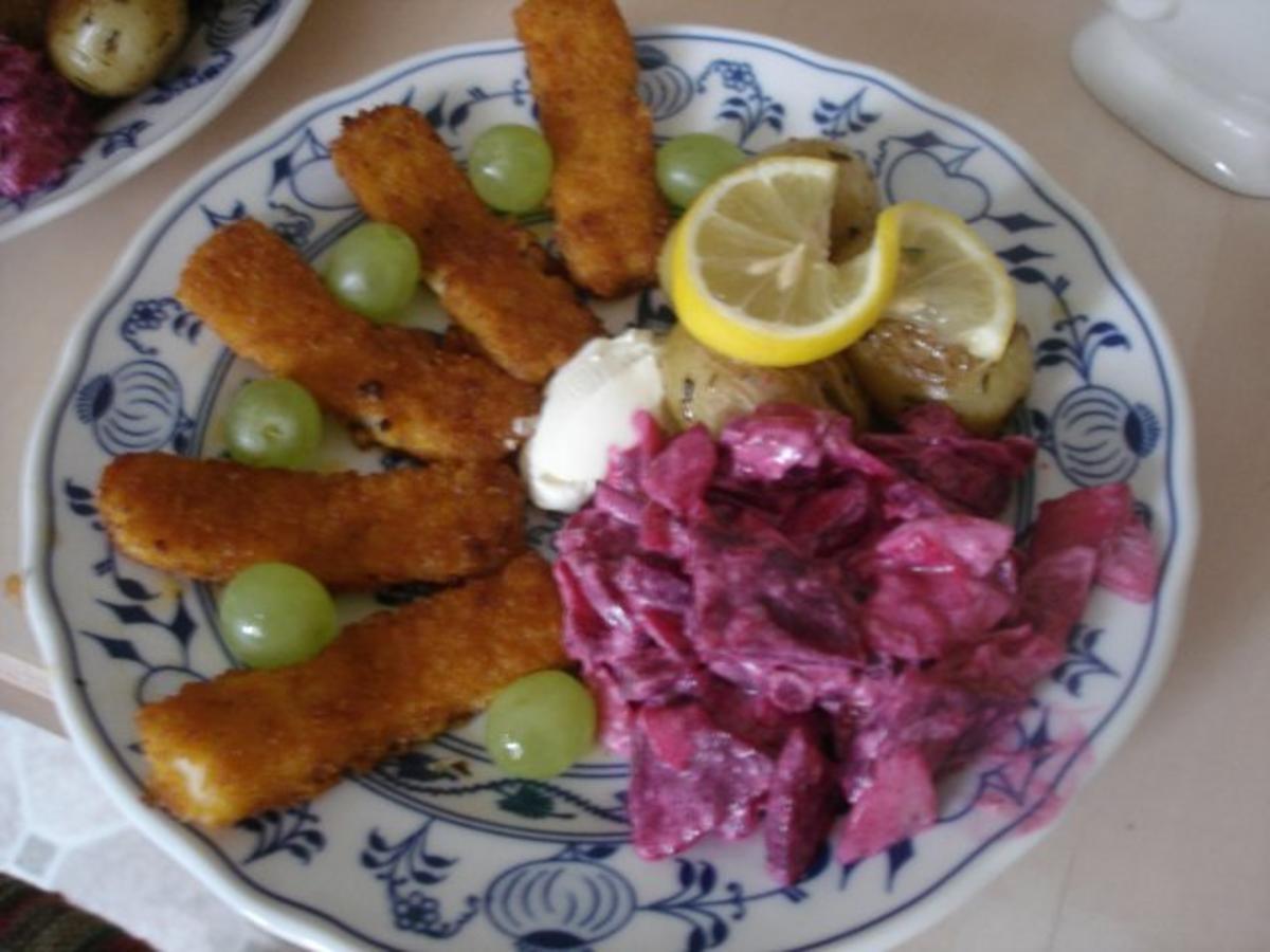 Bilder für Fischstäbchen mit Rosmarinkartoffeln und Rote-Bete-Salat - Rezept