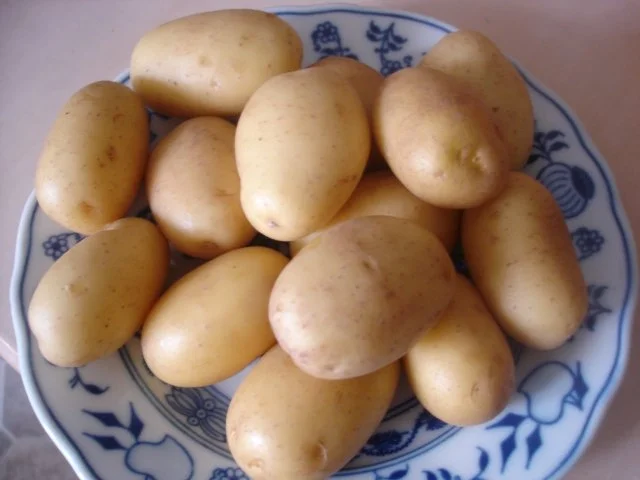 Fischstäbchen mit Rosmarinkartoffeln und Rote-Bete-Salat - Rezept - Bild Nr. 4