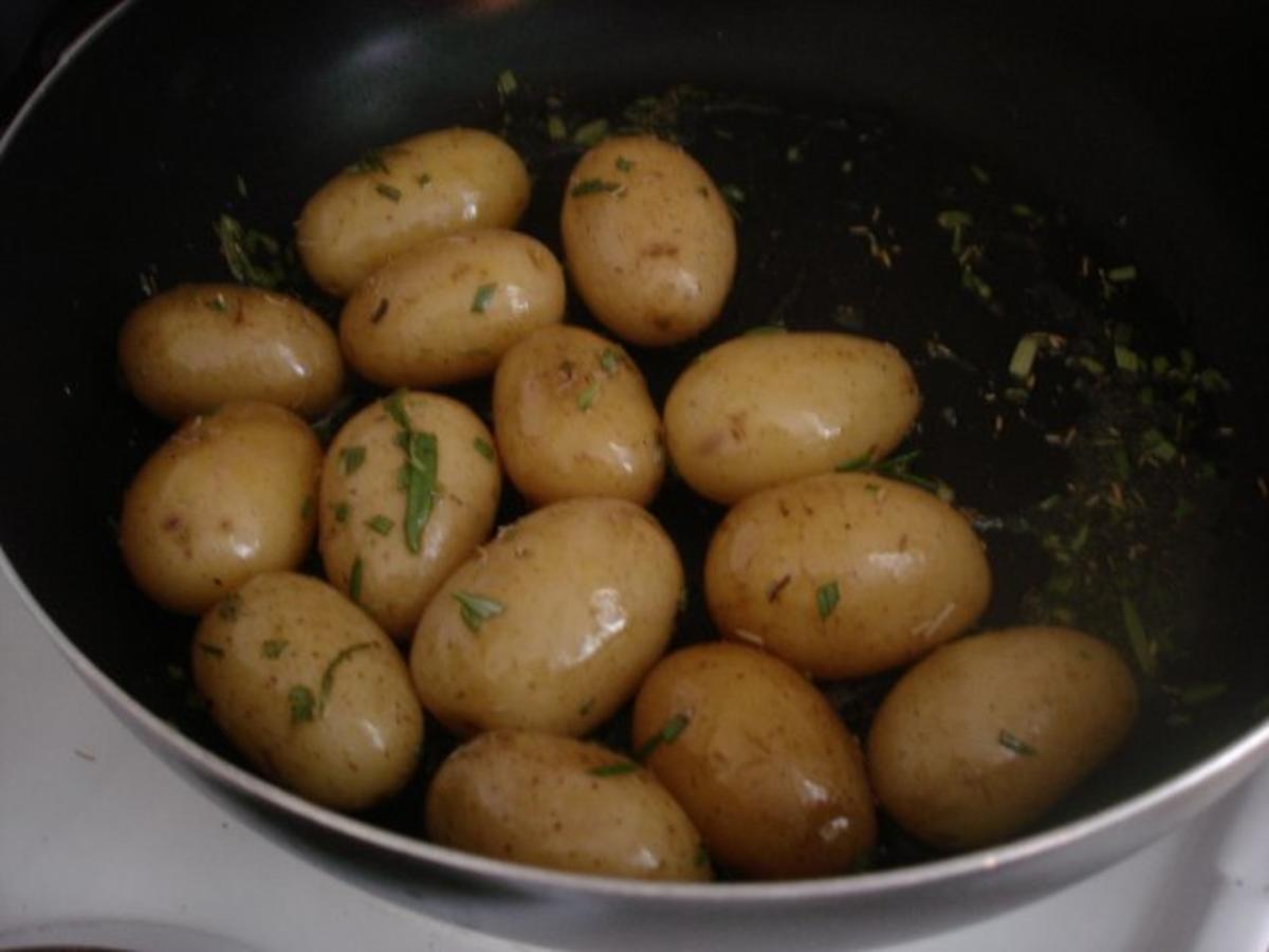 Fischstäbchen mit Rosmarinkartoffeln und Rote-Bete-Salat - Rezept - Bild Nr. 8