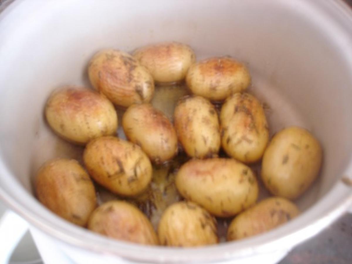 Fischstäbchen mit Rosmarinkartoffeln und Rote-Bete-Salat - Rezept - Bild Nr. 9