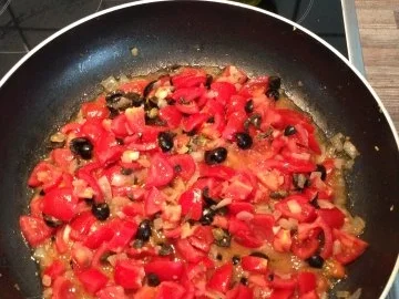Spaghetti alla puttanesca mit Sardellen-Tomatensosse - Rezept