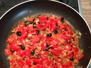 Spaghetti alla puttanesca mit Sardellen-Tomatensosse - Rezept