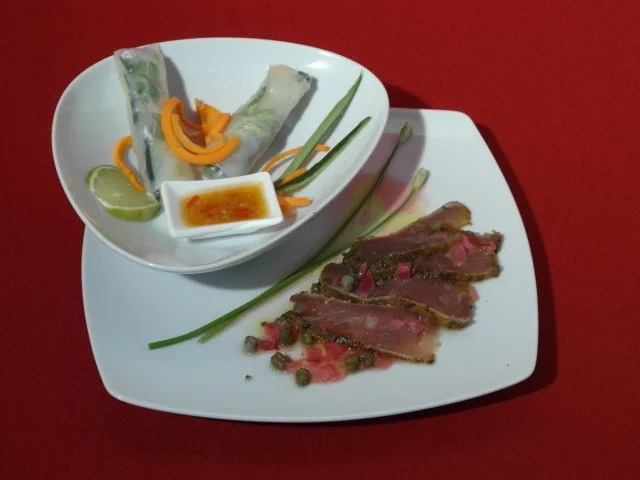Gebratenes Sashimi mit Kapern-Limetten-Vinaigrette,  dazu frische Glücksrollen aus Vietnam - Rezept