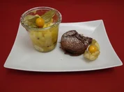 Flüssiges Schokoküchlein mit exotischem Früchteragout - Rezept