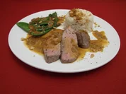 Schweinefilet mit scharfer Erdnuss-Curry-Sauce dazu Reis und Zuckerschoten - Rezept