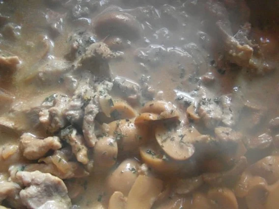 Schweine-Geschnetzeltes mit Champignons und frischen Kräütern - Rezept - Bild Nr. 3