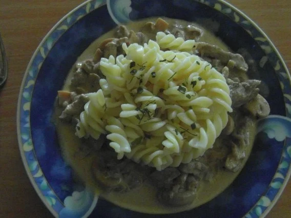Schweine-Geschnetzeltes mit Champignons und frischen Kräütern - Rezept - Bild Nr. 4